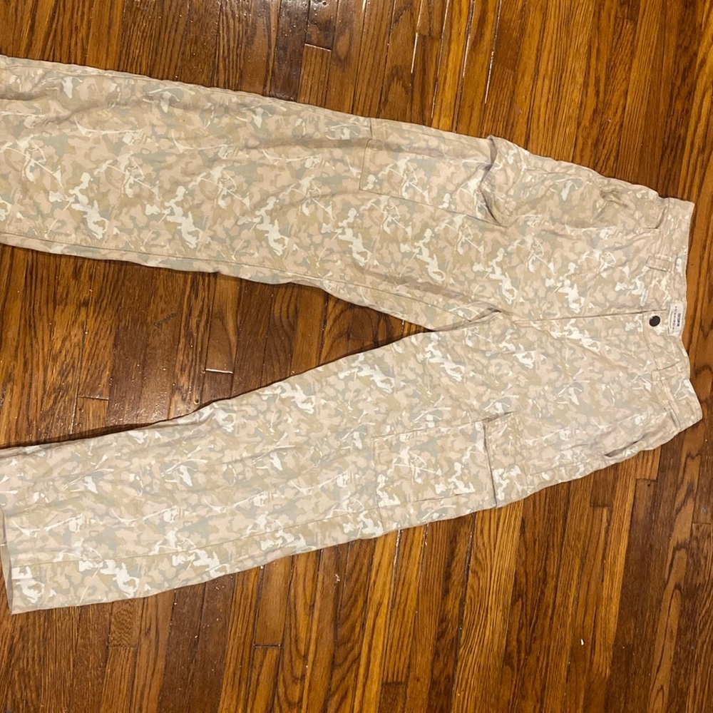 Size 4 in women’s, brand is cotton on never used just no tags